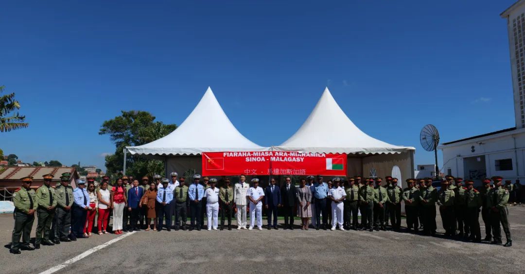 季平大使出席向马武装力量部捐赠乐器、体育器材及援助修建语言实验室竣工交付仪式-中非友好经贸发展工作委员会